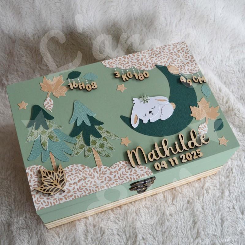 Boite à souvenirs de naissance personnalisée décoration lapin dans la foret