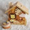 Tirelire lion dans la savane  en bois pour enfant a personnaliser