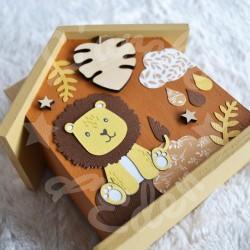 Tirelire lion dans la savane  en bois pour enfant a personnaliser