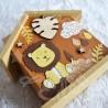 Tirelire lion dans la savane  en bois pour enfant a personnaliser