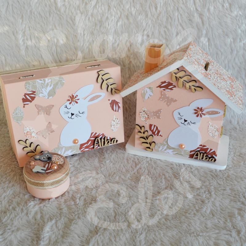 Cadeau de naissance Lapin et papillons composé d'une tirelire, d'une boite à dents et d'une boite a trésors