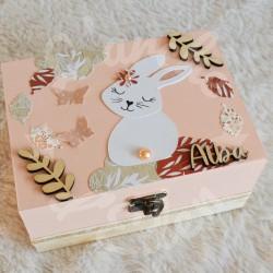 Cadeau de naissance Lapin et papillons composé d'une tirelire, d'une boite à dents et d'une boite a trésors