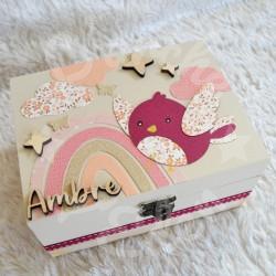 Cadeau de naissance Oiseau et arc en ciel composé d'une tirelire, d'une boite à dents et d'une boite a trésors