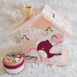 Cadeau de naissance Oiseau et arc en ciel composé d'une tirelire, d'une boite à dents et d'une boite a trésors