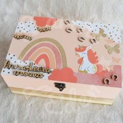 Cadeau de naissance thème licorne, boite à souvenirs personnalisée avec une tirelire et boite a dents