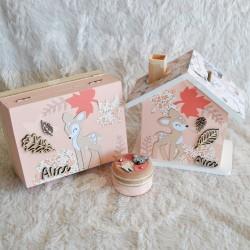 Cadeau de naissance Faon et décor de la foret composé d'une tirelire, d'une boite à dents et d'une boite a trésors