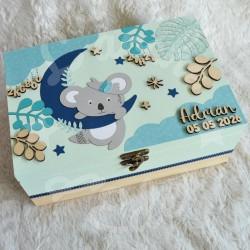 Boite à souvenirs de naissance personnalisée décoration koala dans la jungle