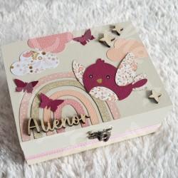 Cadeau de naissance Oiseau et arc en ciel composé d'une tirelire, d'une boite à dents et d'une boite a trésors