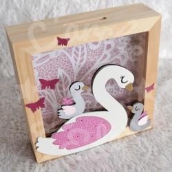 Tirelire Maman et bébés cygnes  pour enfant en forme de cadre en bois et vitre transparente