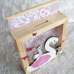 Tirelire Maman et bébés cygnes  pour enfant en forme de cadre en bois et vitre transparente