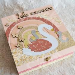 Boite à trésors en bois Cygne et arc en ciel pour souvenirs d enfant
