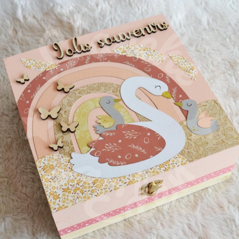 Boite à trésors en bois Cygne et arc en ciel pour souvenirs d enfant