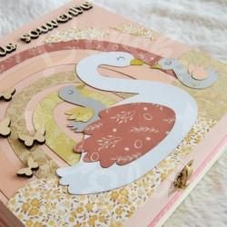 Boite à trésors en bois Cygne et arc en ciel pour souvenirs d enfant