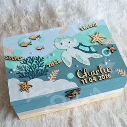 Cadeau de naissance thème tortue de mer, boite à souvenirs personnalisée avec une tirelire et boite a dents