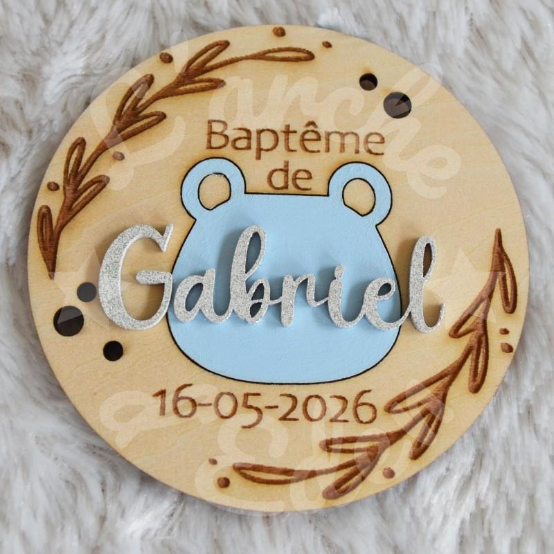 Medaillon en bois gravé pour cadeau invité de bapteme