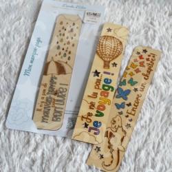 Marque page en bois pour enfant avec dragon et papillons aux couleurs de l arc en ciel