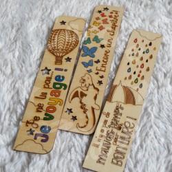 Marque page en bois pour enfant avec dragon et papillons aux couleurs de l arc en ciel