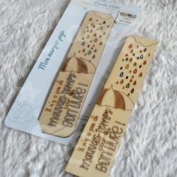 Marque page en bois pour enfant avec dragon et papillons aux couleurs de l arc en ciel