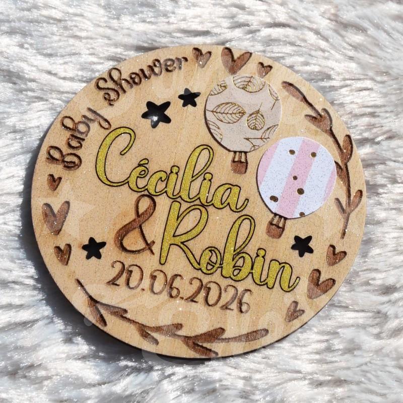 Medaillon en bois gravé décoration montgolfière pour Baby Shower