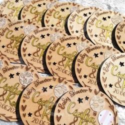 Medaillon en bois gravé décoration montgolfière pour Baby Shower