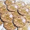 Medaillon en bois gravé décoration montgolfière pour Baby Shower