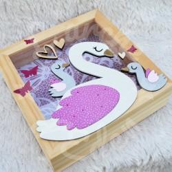 Tirelire Maman et bébés cygnes  pour enfant en forme de cadre en bois et vitre transparente