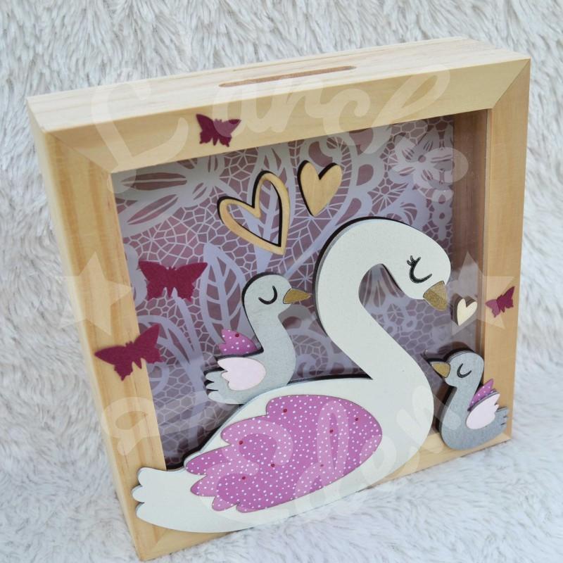 Tirelire Maman et bébés cygnes  pour enfant en forme de cadre en bois et vitre transparente