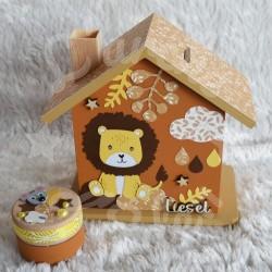 Tirelire lion dans la savane  en bois pour enfant a personnaliser