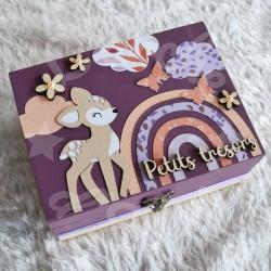 Boite à trésors en bois faon et arc en ciel pour souvenirs d enfant