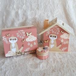 Cadeau de naissance Suricate et decor de la savane composé d'une tirelire, d'une boite à dents et d'une boite a trésors