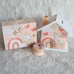 Cadeau de naissance Faon et papillons composé d'une tirelire, d'une boite à dents et d'une boite a trésors