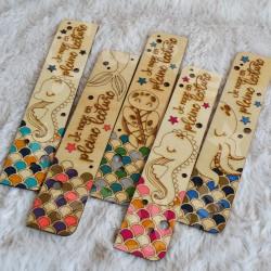 Marque page en bois pour enfant avec sirène, tortue, hippocampe ou pieuvre en paillettes