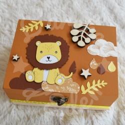 Cadeau de naissance Lion dans la savane composé d'une tirelire, d'une boite à dents et d'une boite a trésors