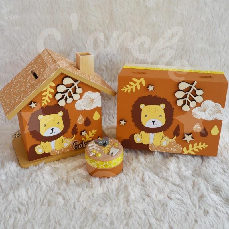 Cadeau de naissance Lion dans la savane composé d'une tirelire, d'une boite à dents et d'une boite a trésors