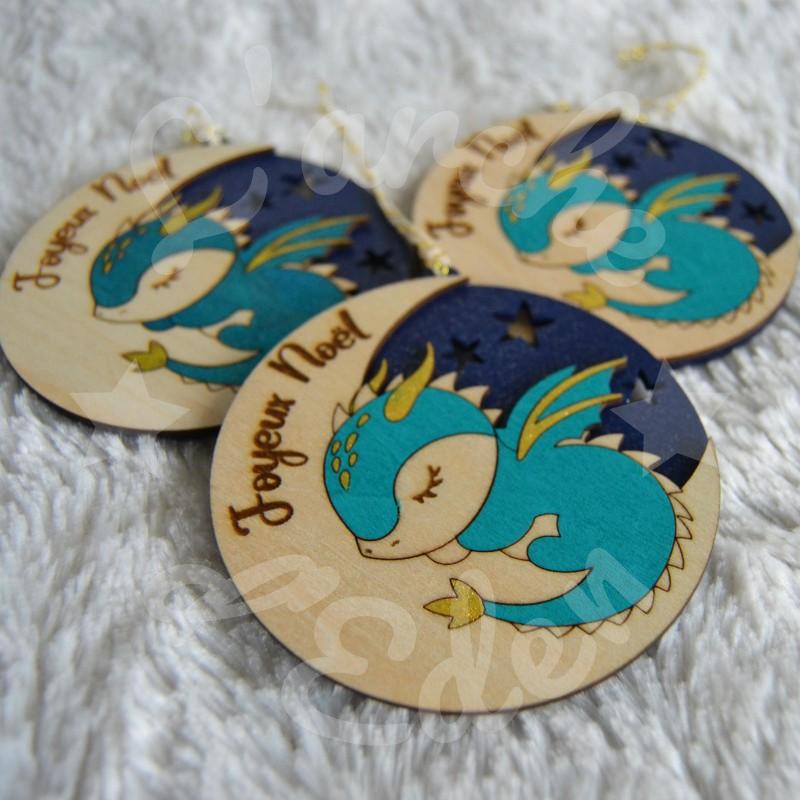boule de noel dragon sur la lune en bois pour enfant a personnaliser