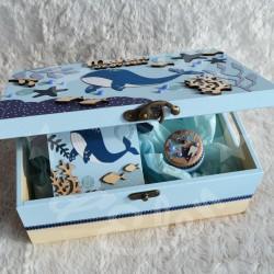 Cadeau de naissance Baleine, boite à souvenirs personnalisée avec une tirelire et boite a dents