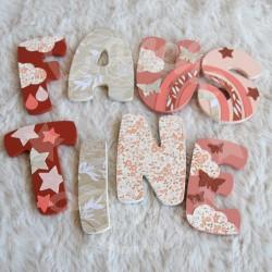 Prénom en bois  arc en ciel et papillons pour décoration de chambre d'enfant ou cadeau de naissance