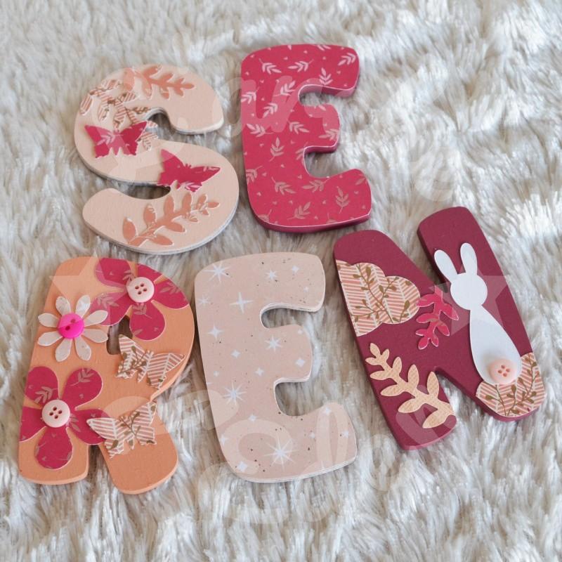 Prénom en bois Lapin et papillons pour décoration de chambre d'enfant ou cadeau de naissance