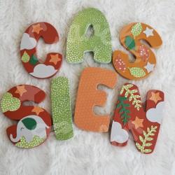 Prénom en bois Eléphant et feuilles tropicales pour décoration de chambre d'enfant ou cadeau de naissance