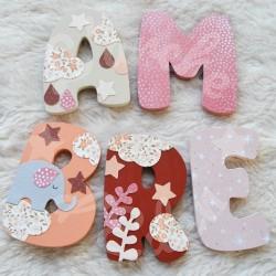Prénom en bois Eléphant et feuilles tropicales pour décoration de chambre d'enfant ou cadeau de naissance