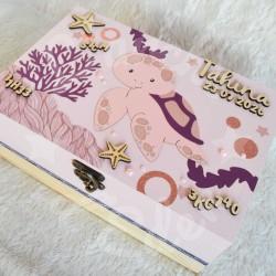 Cadeau de naissance thème tortue de mer, boite à souvenirs personnalisée avec une tirelire et boite a dents