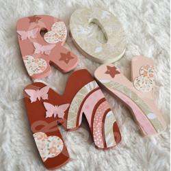 Prénom en bois  arc en ciel et papillons pour décoration de chambre d'enfant ou cadeau de naissance